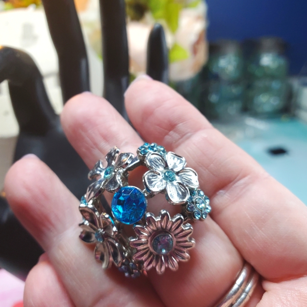 This CHUNKY Cocktail stretchy Flower RING